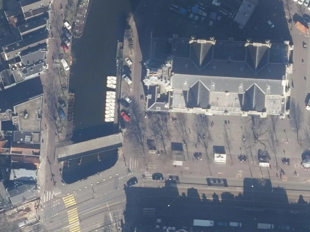 Echte luchtfoto: grachten, terrassen en rondvaartboten in Amsterdam (PDOK)
